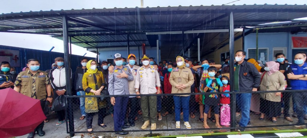 Plt Kadinsos Sulsel, Gemala Faoza bersama dengan instansi terkait saat melapas kepulangan pengungsi korban gempa Sulbar ke kampung halaman masing-masing, di Lanud Hasanuddin Makassar. (ft/ist) 