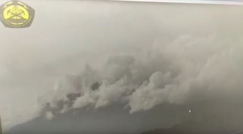 Kepulan asap dari puncak Gunung Raung sejauh 400 meter. (metrotv)