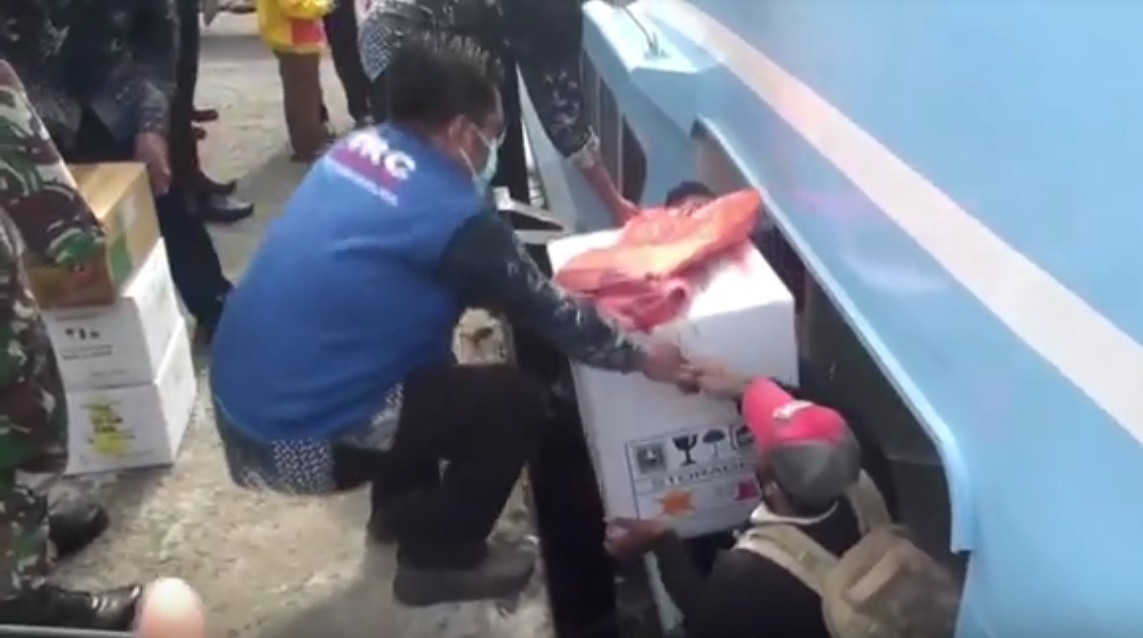 Vaksin Sinovac dikirim ke Pulau Bawean melalui kapal laut. (metrotv)