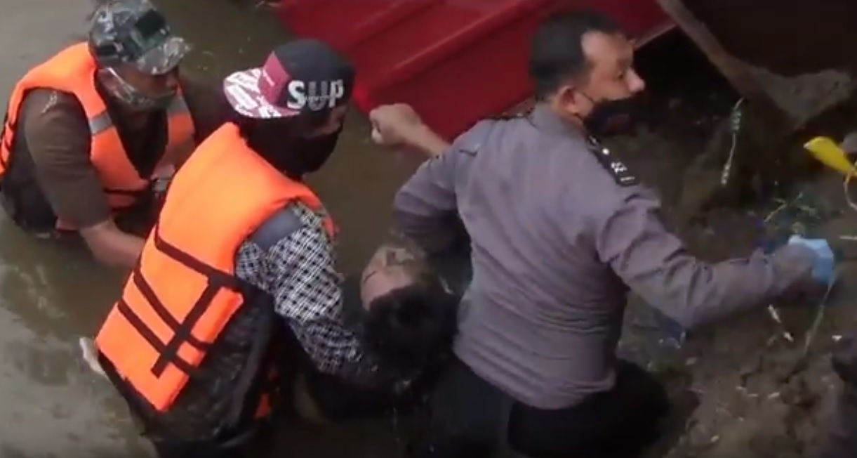 Truk Pasir Tercebur Sungai Brantas, Sopir Tewas