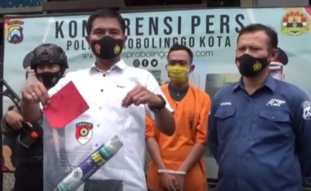 Polisi menunjukkan barang bukti dan pelaku pembunuhan di Jalan Letjen Sutoyo, Kota Probolinggo. (metrotv)