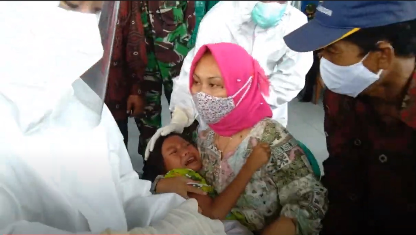 Tim Satgas Covid-19 Probolinggo mengelar  tes swab kepada keluarga pasien covid-19. (metrotv)