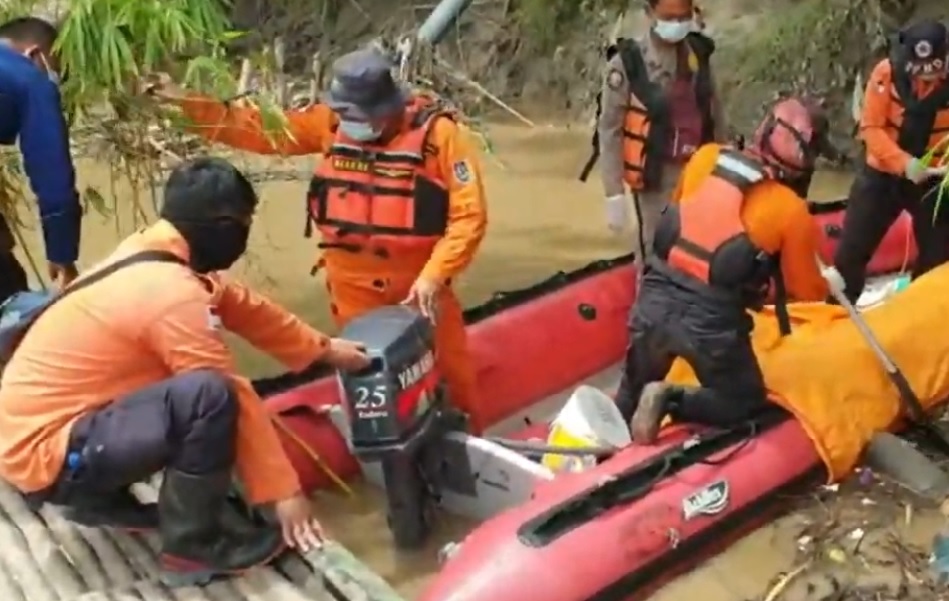 Tim SAR BPBD Tuban mengevakuasi mayat mengapung di Sungai Bengawan Solo. (metrotv)