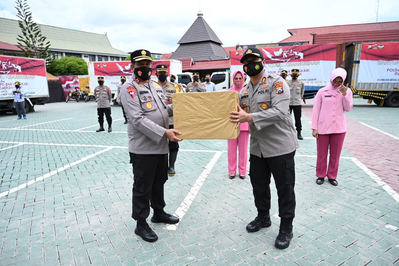 Polda Kalsel menerima secara simbolis bantuan dari Polda Jatim untuk korban banjir. (ist)