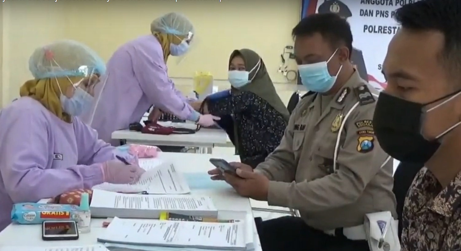 Puluhan anggota Polresta Sidoarjo melakukan screening donor darah plasma. (metrotv)