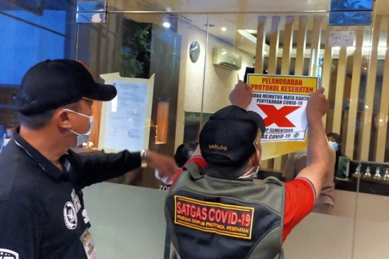 Satgas Covid-19 Surabaya menyegel sejumlah tempat hiburan yang melanggar aturan PPKM.  (ist)