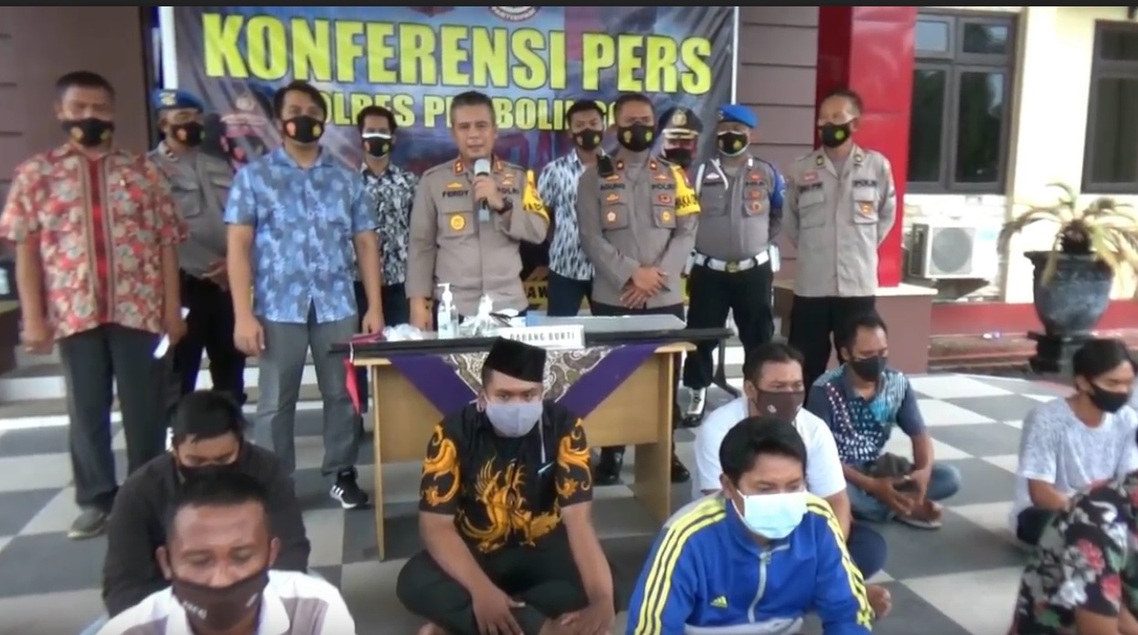 Pelaku jemput paksa jenazah covid-19 menjalani pemeriksaan di Polres  Probolinggo (metrotv) 