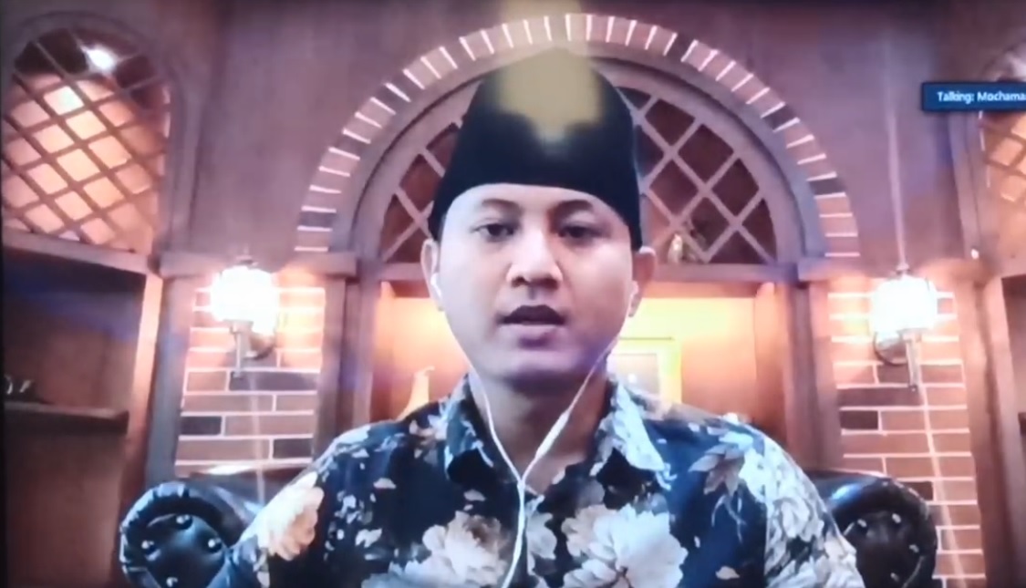 Bupati Trenggalek Terpilih,  Mochammad Nur Arifin mengikuti jalannya rapat pleno KPU secara daring. (metrotv)