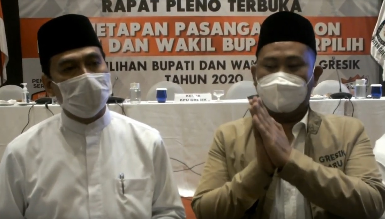 Mohammad Qosim (kiri)  tampil bersama dengan Gus Yani dalam Rapat Pleno KPU Gresik. (metro tv)