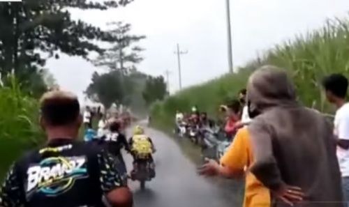 Video dua pembalap liar  bertabrakan viral di media sosial. (ist)