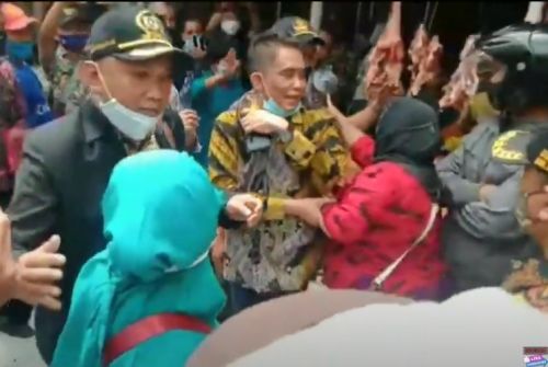 Aksi adu mulut antar pedagang terjadi di depan anggota DPRD Bondowoso. (ist)
