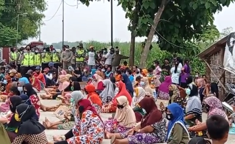 Puluhan emak-emak memblokade jalan menuju TPA sebagai bentuk protes atas bau sampah yang menyengat (Foto / Metro TV)