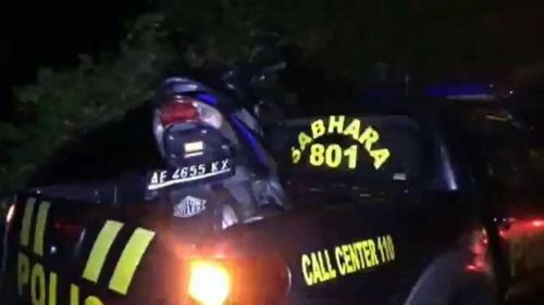 Anggota Polsek Pitu mengamankan sepada motor milik korban yang diduga bunuh diri dengan cara melompat dari jembatan di sungai bengawan solo (Foto / Metro TV)
