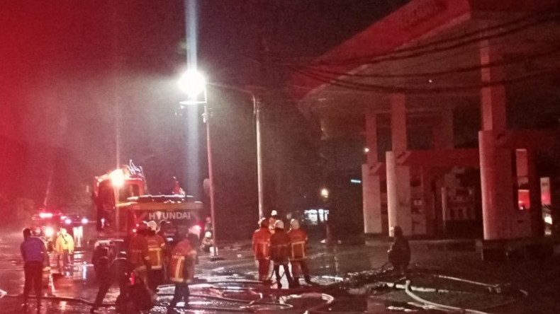 Petugas pemadam Kota Surabaya saat melakukan pemadaman api di SPBU Margomulyo (Foto / Istimewa)