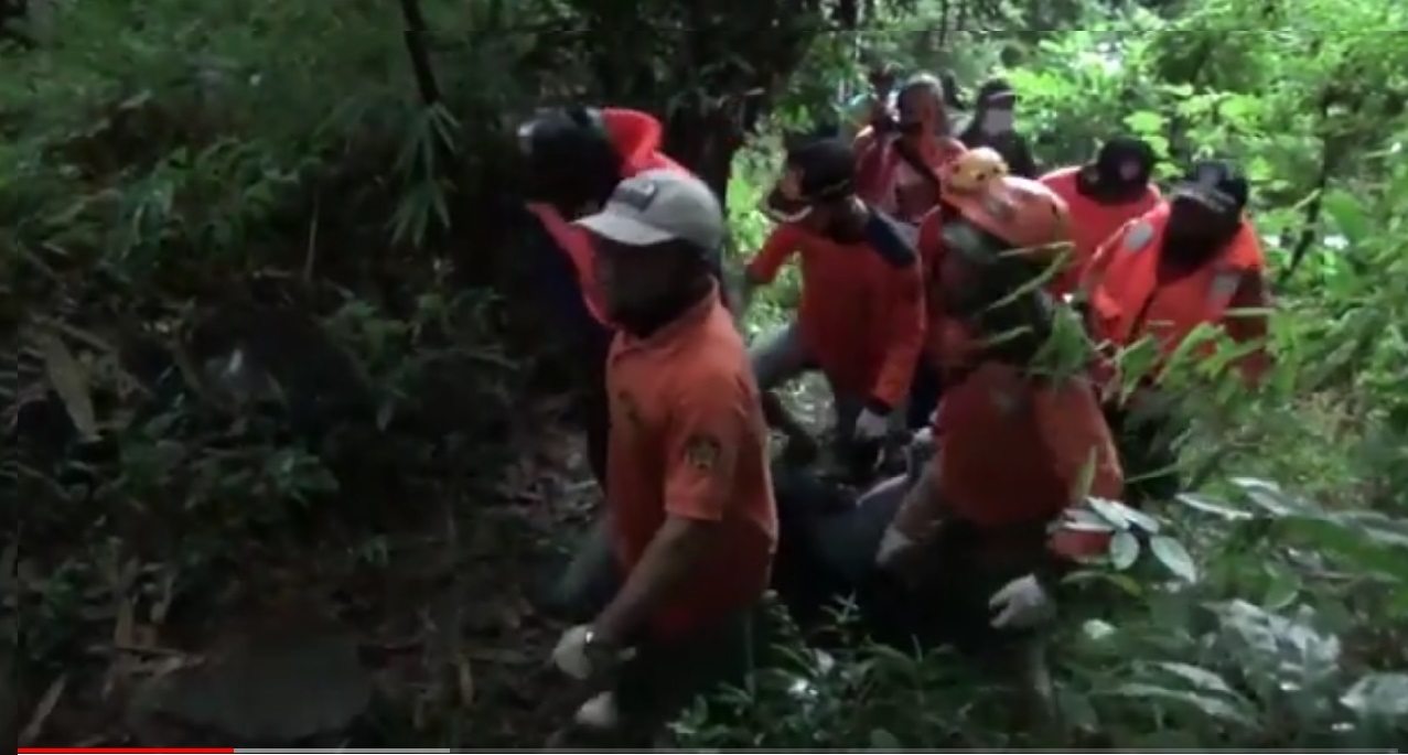 Petugas tim SAR Ngawi mengevakuasi jasad Heru, pemancing yang tenggelam terseret banjir bandang (Foto / Metro TV)