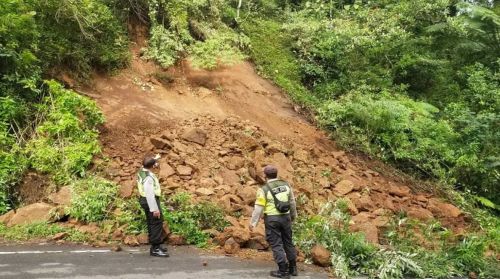 Petugas dari Polsek Pacet tengah mengecek lokasi sembari mengatur  lalu lintas di jalur alternatif Mojokerto-Batu (Foto / Metro TV)