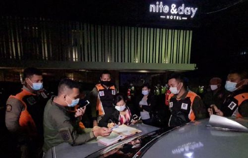 Petugas gabungan merazia  dan menyegel diskotek Triple X Kedungdoro lantaran nekat buka saat PPKM (Foto / Metro TV)