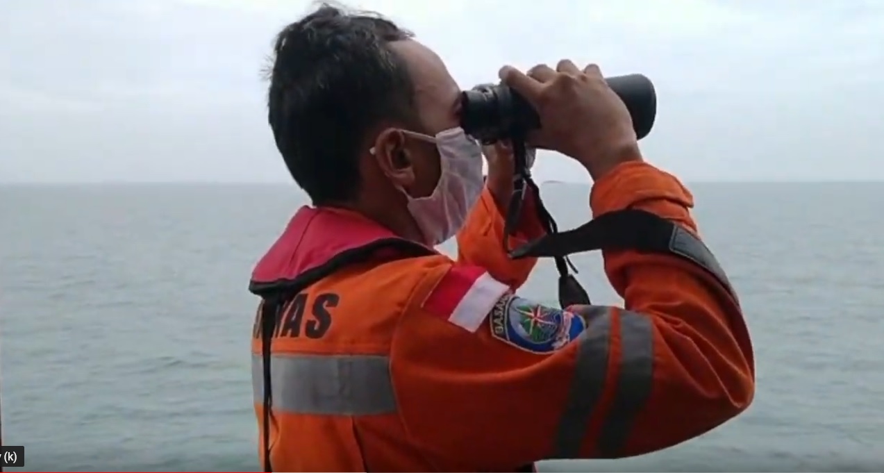 Petuga Basarnas tengah mencari keberadan lima ABK tug boat Mitra jaya yang hilang (Foto / Metro TV)