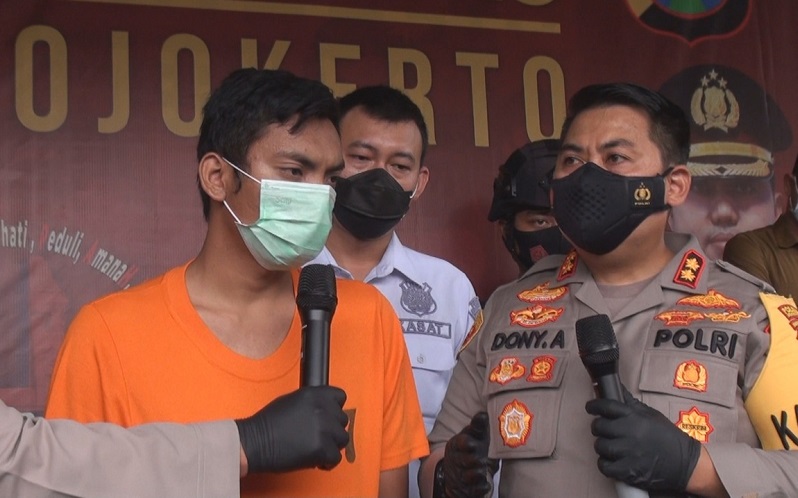 Tersangka pembunuhan Abrianto saat diminta Kapolres Mojokerto, AKBP Dony Alexander menjelaskan motif pembunuhan yang ia lakukan terhadap temannya (Foto / Metro TV)