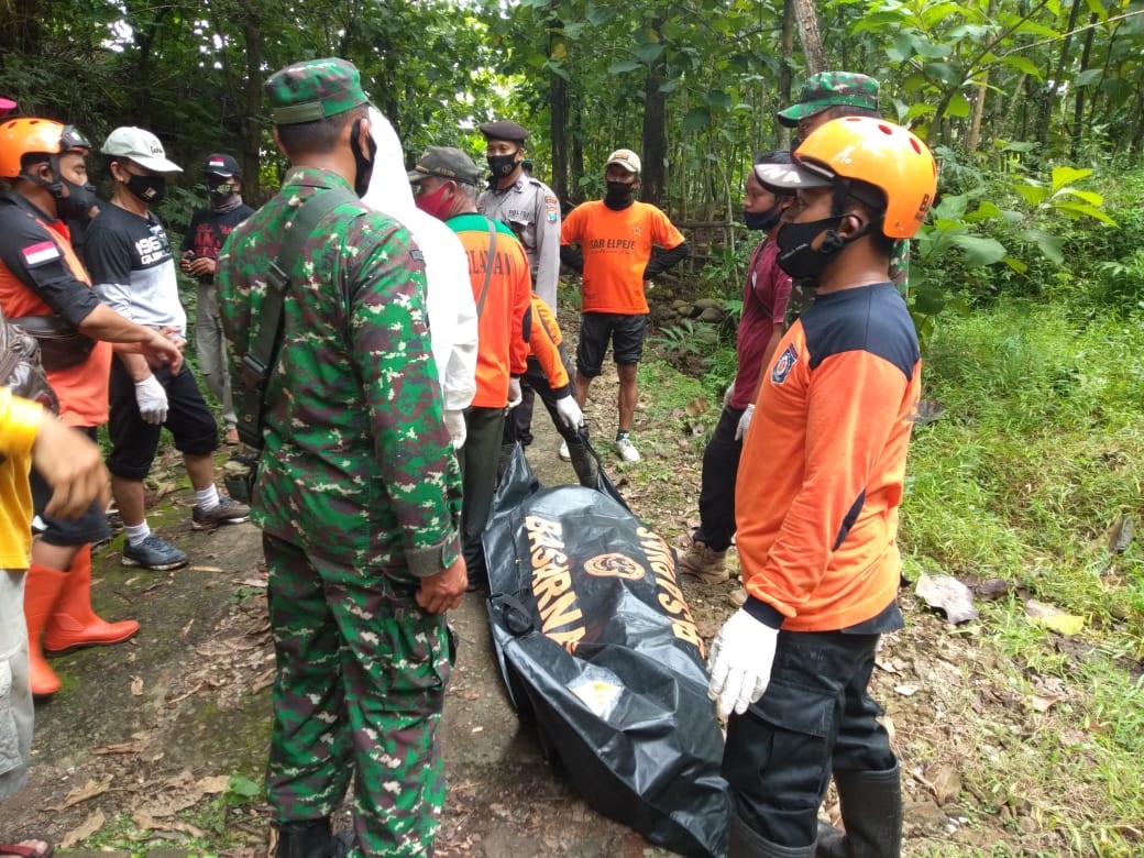 Jasad korban Karno dievakuasi petugas tim SAR. ia ditemukan 4 kilometer dari lokasi hanyut (Foto / Metro TV)