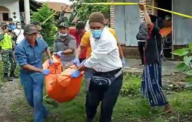 Petugas mengevakuasi jasad korban Syarifudin yang tewas dibunuh kakanya sendir dengan menggunakan cangkul (Foto / Metro TV)