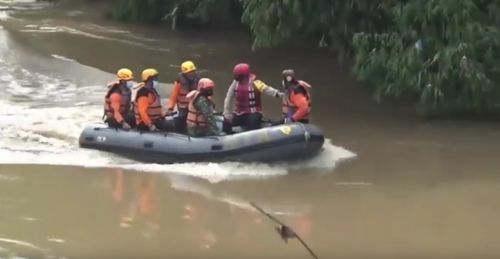 Kapolres Ngawi AKBP I Wayan Winaya bersama petugas gabungan melakukan penyisiran sungai bengawan solo untuk mencari korban Avia (Foto / Metro TV)
