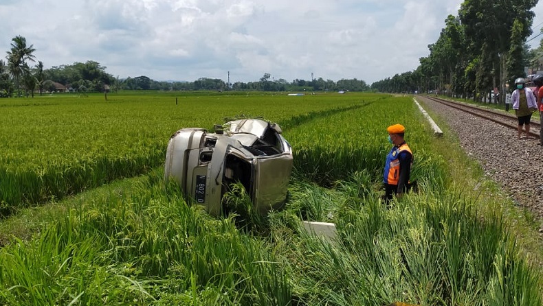 Asyik Dengar Musik Pakai Headset saat Mengemudi, Sopir Tewas Dihantam KA