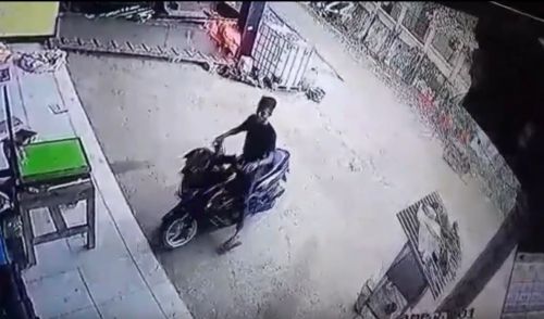Rekaman video aksi pelaku pencurian motor di Tuban. (metrotv)