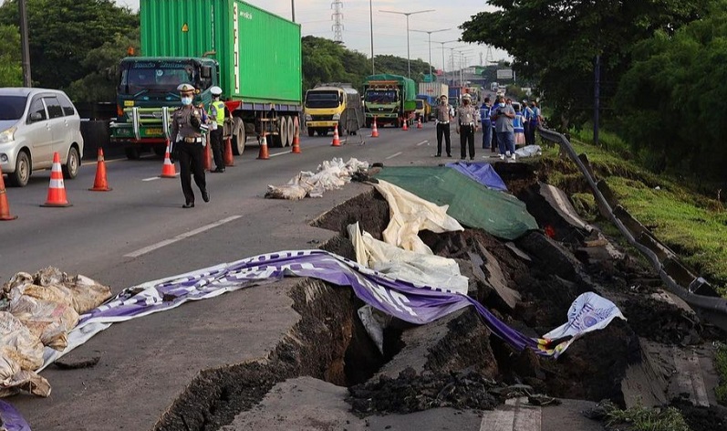 Kondisi jalan tol Surabaya-Gempol yang longsor akibat penurunan tanah (Foto / Istimewa)