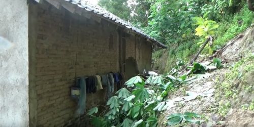 Kondisi rumah korban yang tertimpa longsor (Foto / Metro TV)