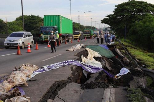  Ruas Tol Surabaya-Gempol yang mengalami longsor. (ist)