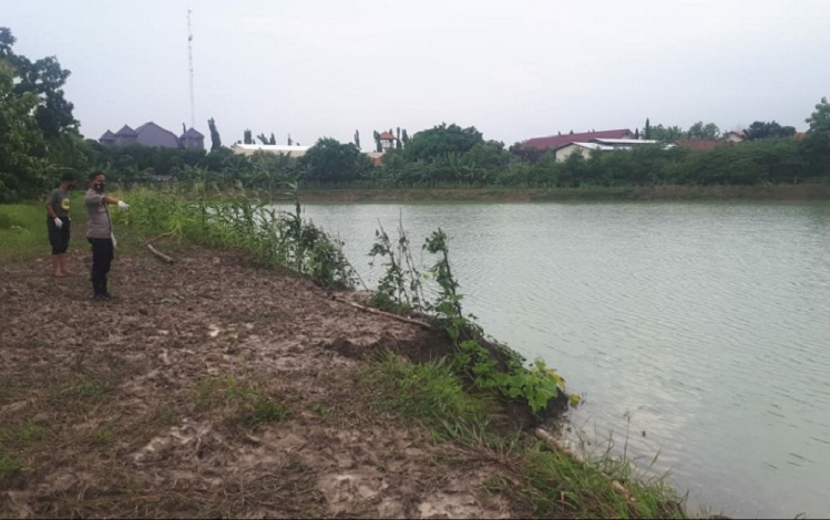 Polisi melakukan olah TKP di waduk Cerme yang menewaskan tiga orang pelajar (Foto / Metro TV)