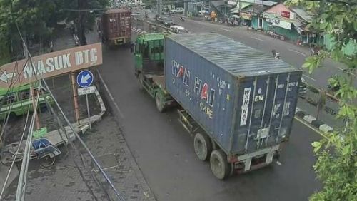 Kendaraan berat terlihat melintas di Jalan Wonokromo (Foto / Metro TV)