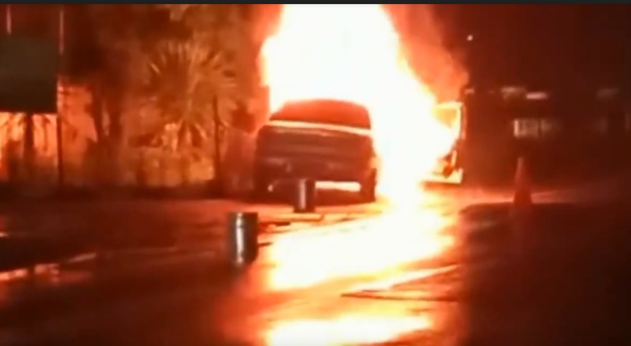 Mobil sedan hangus terbakar di tepi jalan akibat korlseting listrik (Foto / Metro TV)