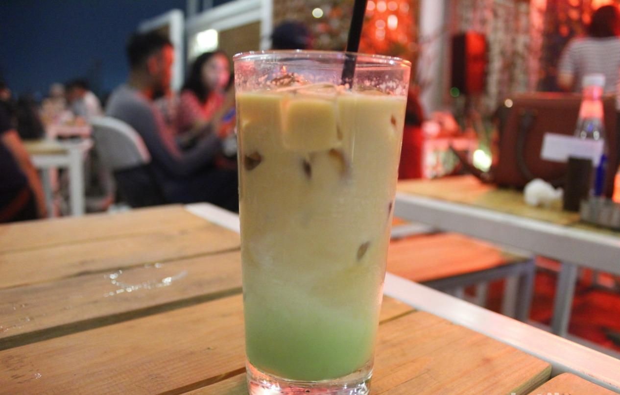 Minuman yang lagi hits di medsos, kopi klepon yang segar dan legit (Foto / Metro TV)