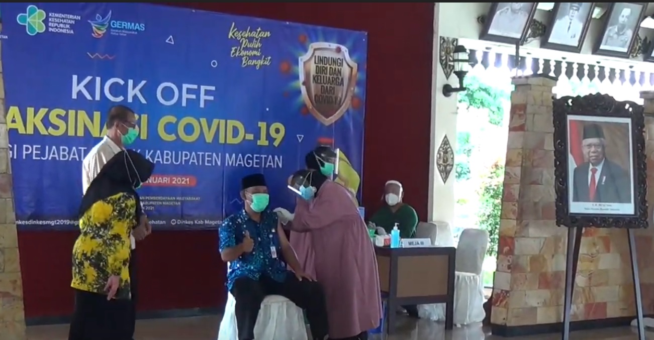 Bupati Magetan, Suprawoto dan Wakil Bupati Magetan, Nanik Endang Rusmiartini saat melihat kick off vaksinasi covid-19 di Magetan (Foto / Metro TV)