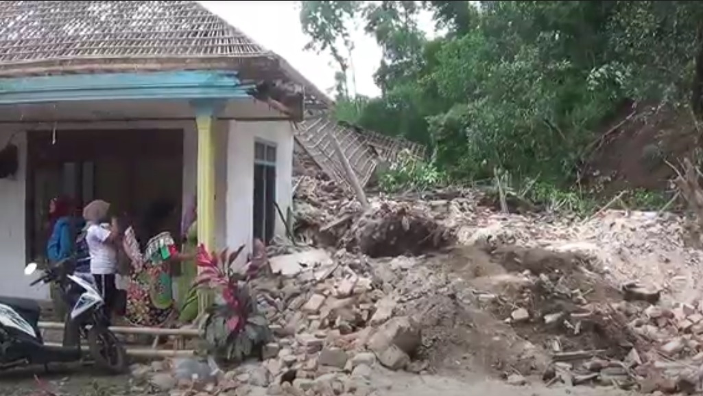 Bangunan rumah rata dengan tanah akibat longsoran tebing di Kabupaten Malang. (metrotv) 