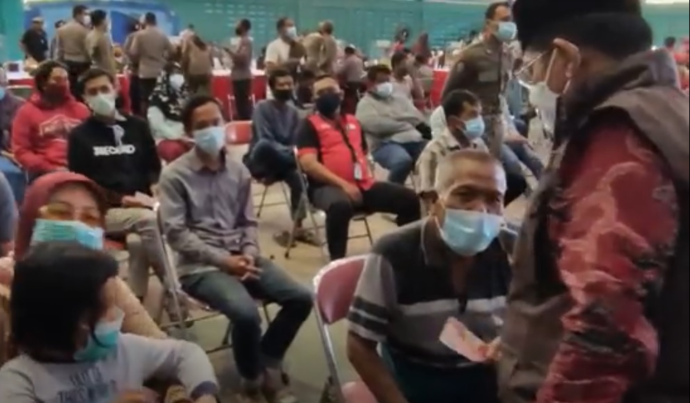 Pejabat Bupati Sidoarjo, Hudiyono memberikan uang kepada salah satu pelanggar prokes. (metrotv)