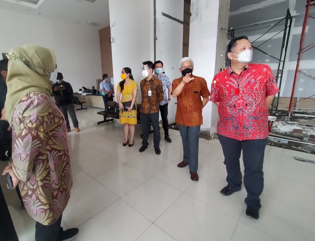 Plt Wali Kota Surabaya, Whisnu Sakti Buana, meninjau pembangunan rumah sakit covid-19 
