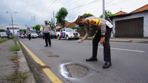 Kondisi jalan berlubang jalur penghubung Surabaya – Solo di Kabupaten Mojokerto membahayakan pengendara. (metrotv) 
