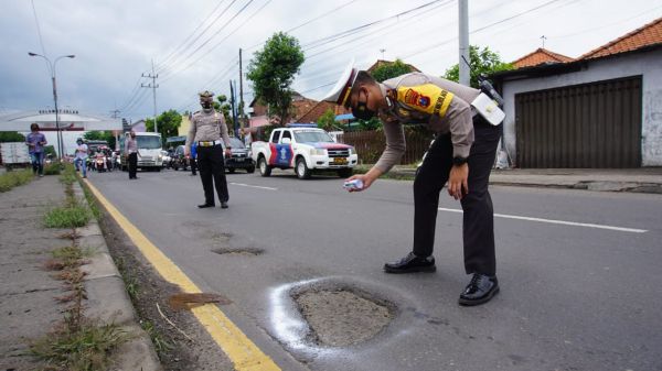Jalur Surabaya-Solo di Mojokerto Rusak, Tambal Sulam Tak Efektif