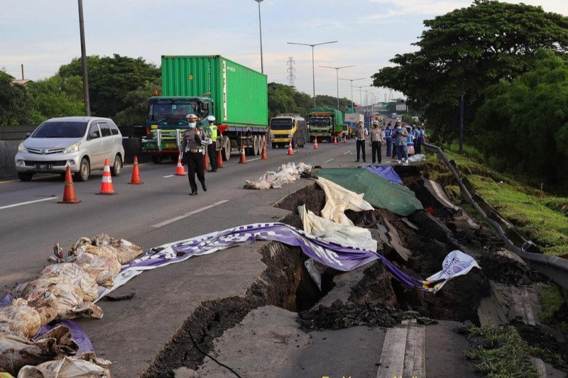 Lokasi longsor di Tol Surabaya-Gempol KM 06+200 jalur A (arah Gempol)