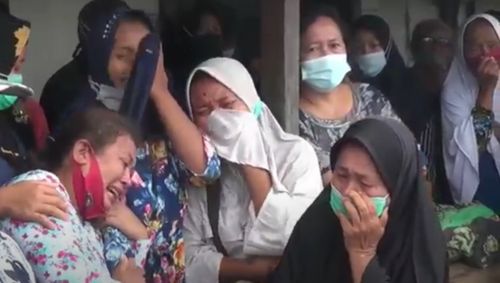 Isak tangis kerabat dan tetangga korban saat proses evakuasi jenazah satu keluarga yang ditemukan tewas di Kabupaten Blitar. (metrotv)