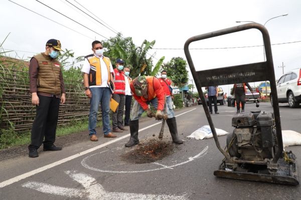 Dicurhati Soal Jalan Tumbuh Pohon Pisang, Wagub Emil: Menyangkut Nyawa, Gerak Cepat! 