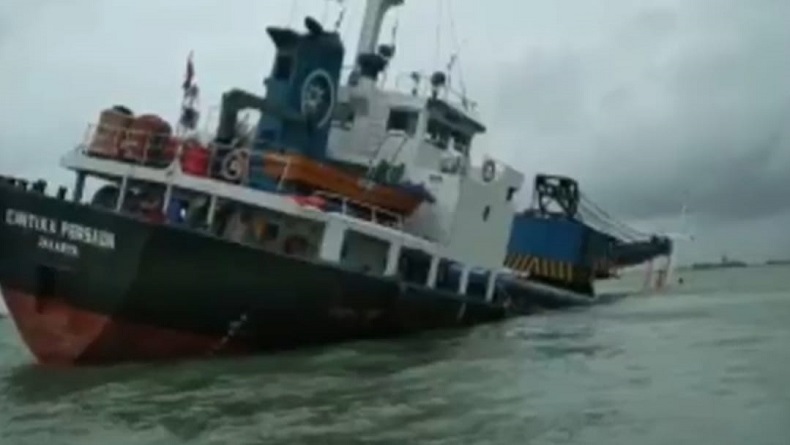 Detik-detik KM Cantika Persada yang membawa 1.600 ton pupuk tenggelam usai berbenturan dengan KM Bunga Melati akibat cuaca buruk (Foto / Metro TV)