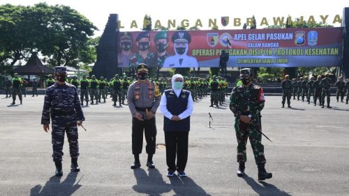 Gubernur Khofifah Indar Parawansa, bersama Forkopimda Jawa Timur saat memimpin Apel Gelar Pasukan Ops Tegakan Disiplin Protokol Kesehatan (Foto / Metro TV)