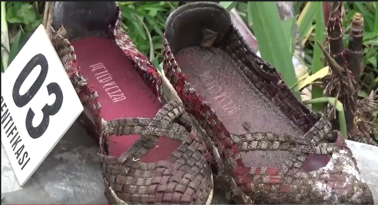 Sepatu merah milik sesosok mayat yang ditemukan di kebun tebu Mojowarno, Jombang (Foto / Metro TV)