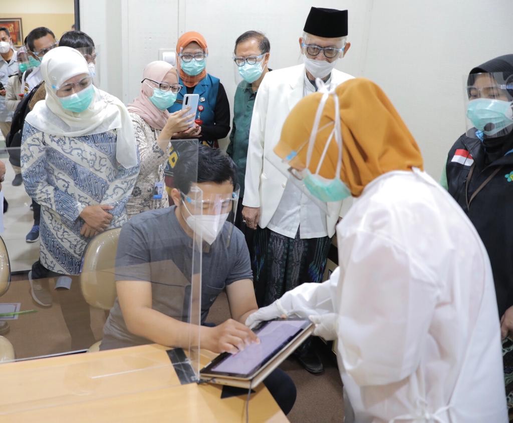 Gubernur Jatim, Khofifah Indar Parawansa bersama Ketua MUI KH Miftakhul Achyarsaat menyaksikan simulasi imunisasi Covid-19 di RSI Jemursari Surabaya beberapa waktu lalu (Foto / Metro TV)