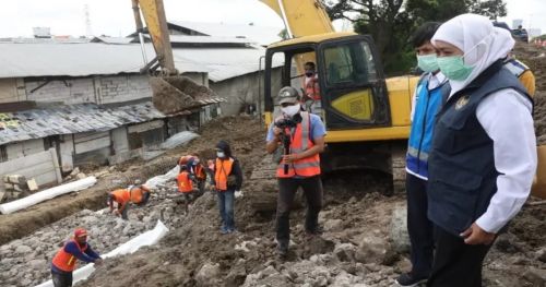 Gubernur Jatim, Khofifah Indar Parawansa saat melakukan sidak di lokasi perbaikan longsor di KM 6/200 Jalan Tol Surabaya-Gempol (Foto/ Metro TV)