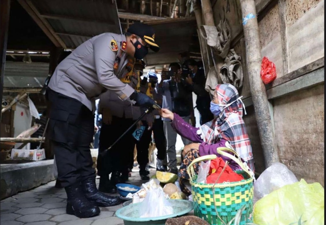 Sambang Pasar, Kapolres Mojokerto Bagikan Ribuan Masker